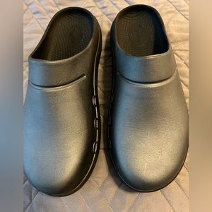 OOFOS WOMEN'S OOCLOOG CLOG - BLACK size 10